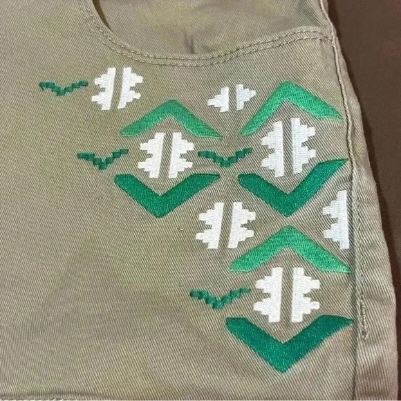 H&M‎ COOL ACCENT KHAKI DENIM SHORTS AZTEC GREEN & WHITE EMBROIDERED BOHO SZ 14 - Picture 2 of 7
